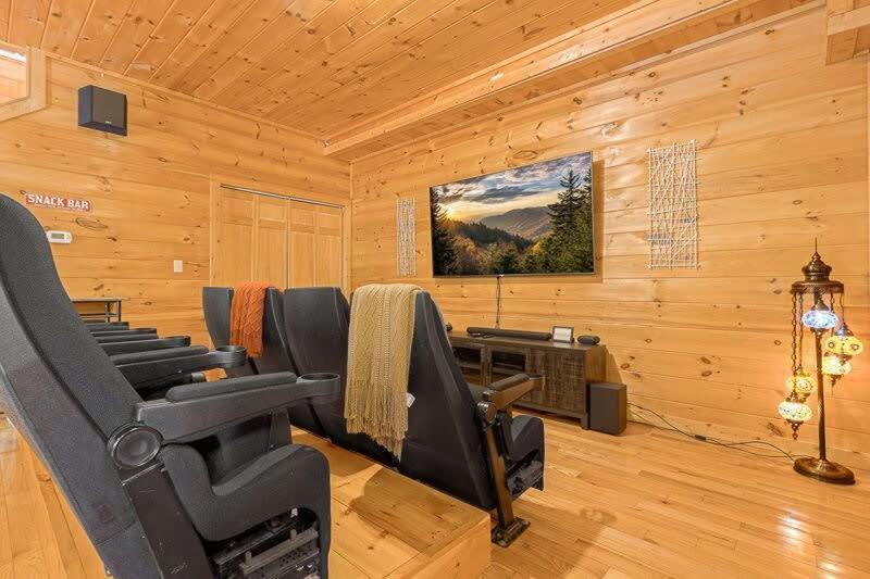Movie Theater Hot Tub View Mountain Escape Villa Gatlinburg Exterior photo