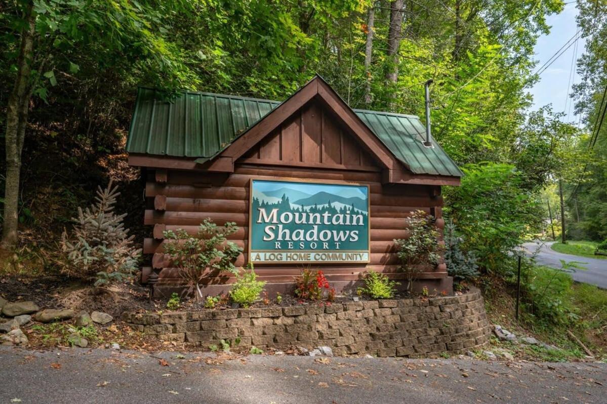 Movie Theater Hot Tub View Mountain Escape Villa Gatlinburg Exterior photo