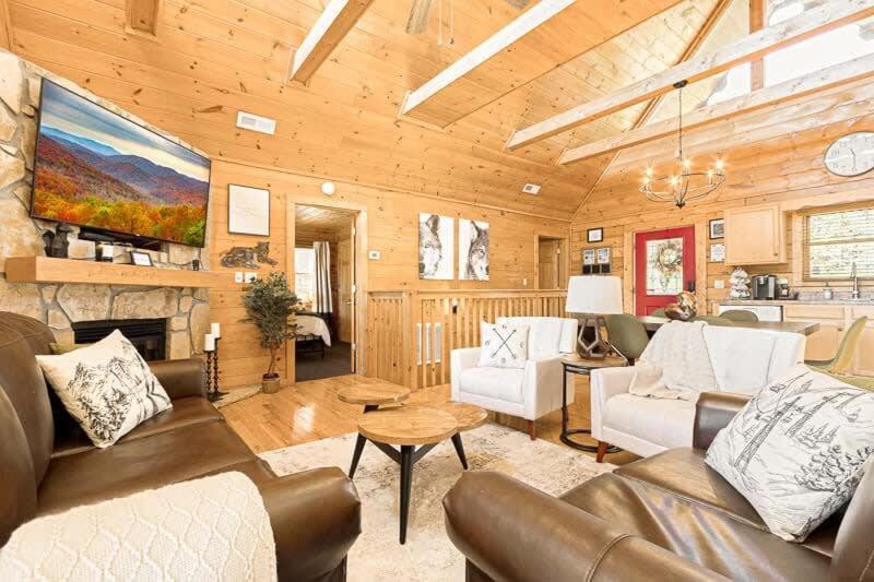 Movie Theater Hot Tub View Mountain Escape Villa Gatlinburg Exterior photo