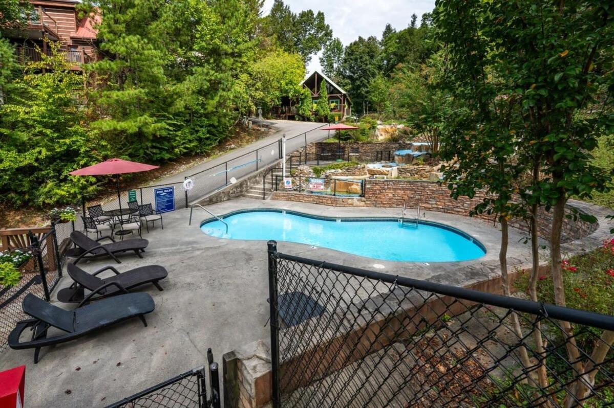 Movie Theater Hot Tub View Mountain Escape Villa Gatlinburg Exterior photo