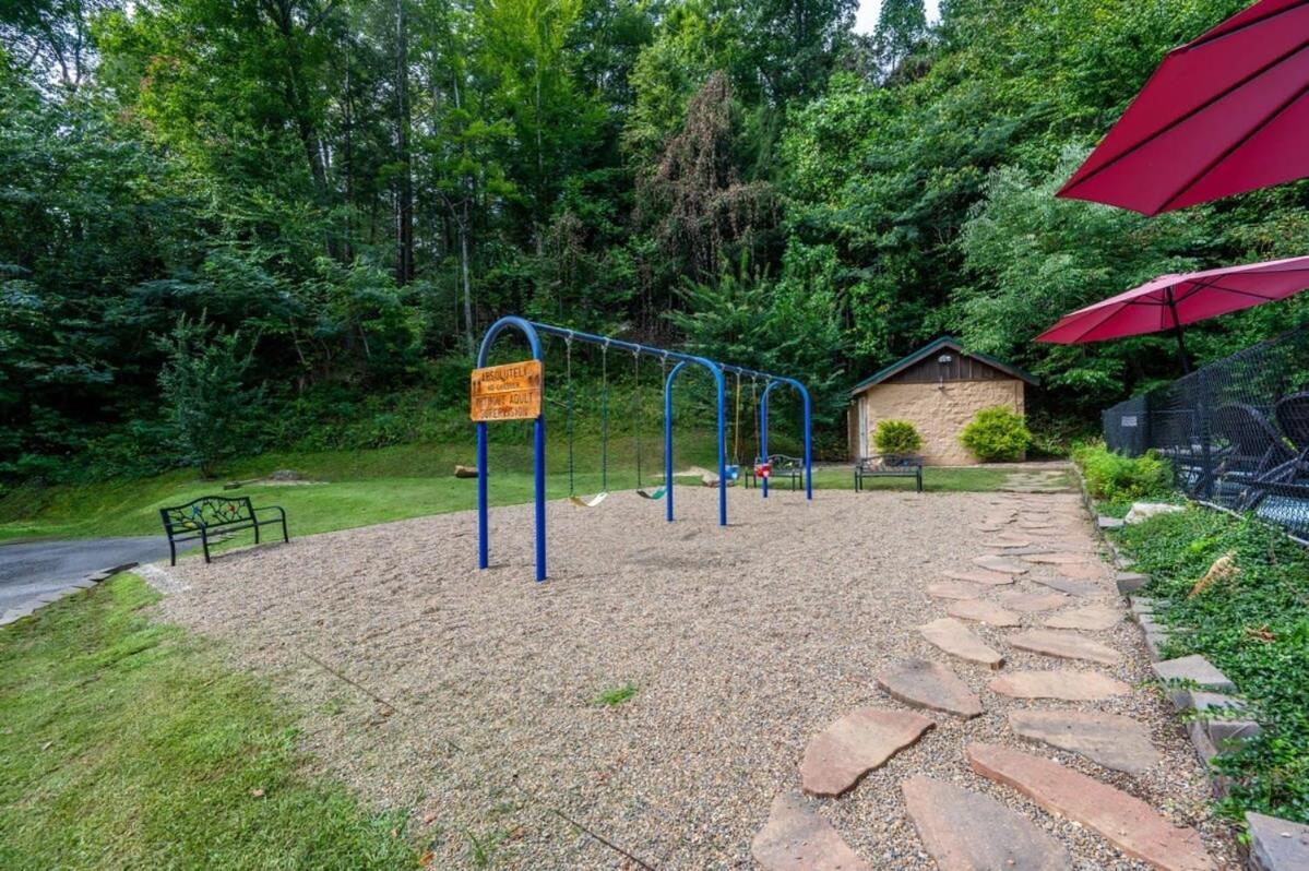 Movie Theater Hot Tub View Mountain Escape Villa Gatlinburg Exterior photo