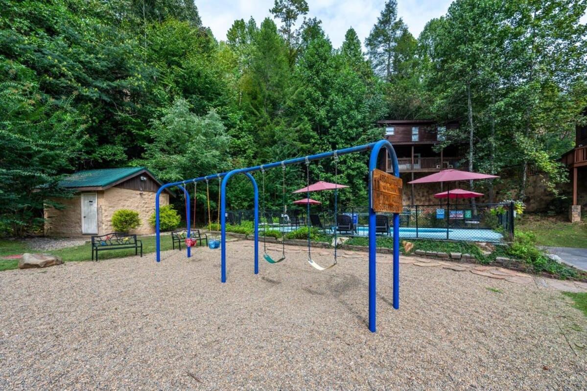 Movie Theater Hot Tub View Mountain Escape Villa Gatlinburg Exterior photo